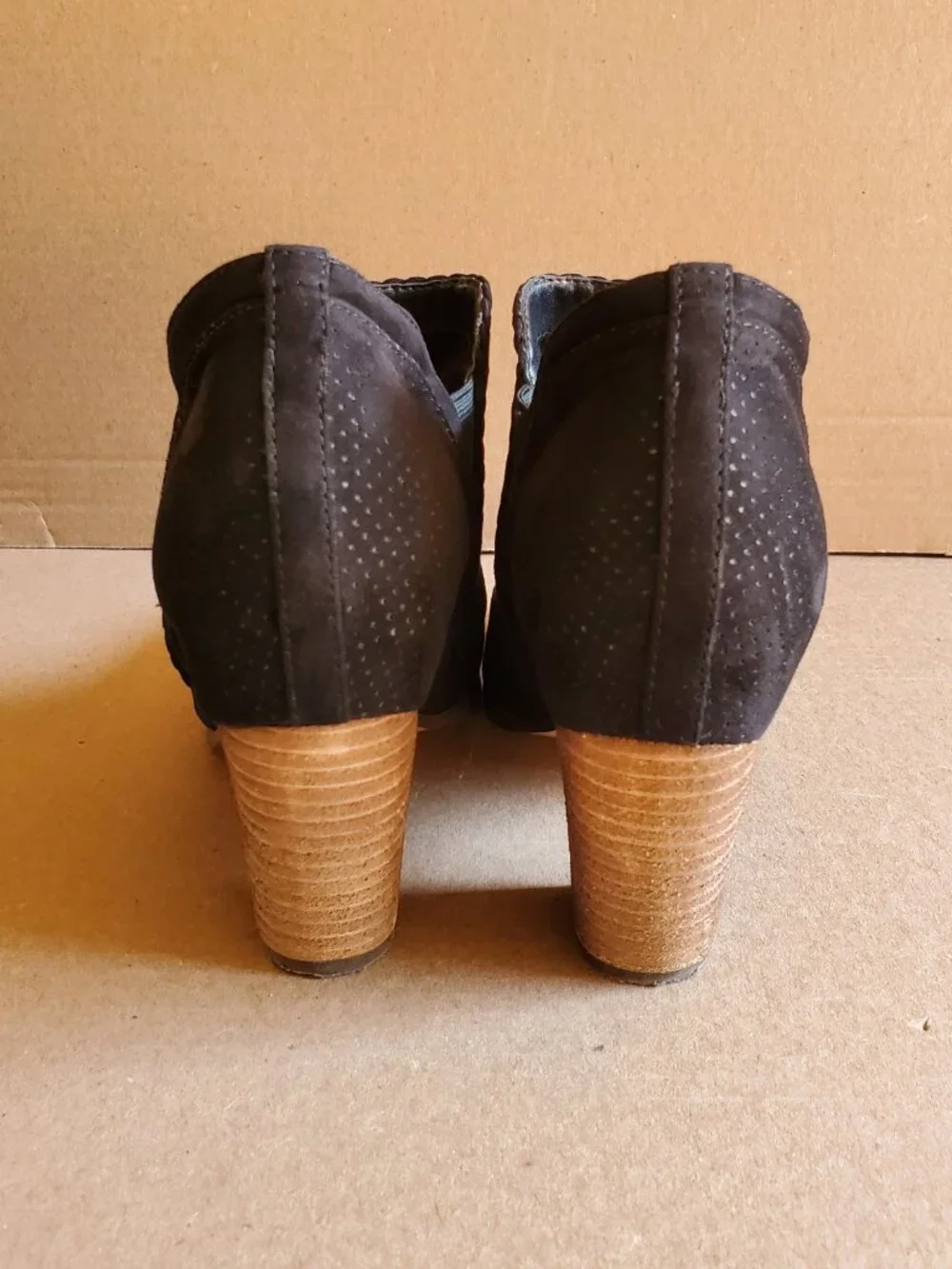 Crown Vintage Sz 9M Women's Ankle  Black Boots Booties Suede Slip On Heel